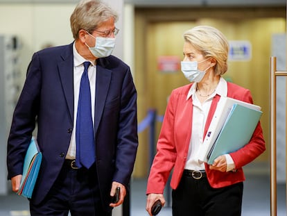 El comisario europeo de Economía, Paolo Gentiloni, habla con la presidenta de la Comisión, Ursula von der Leyen.