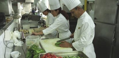 Trabajadores en la cocina de hotel Palace en Madrid