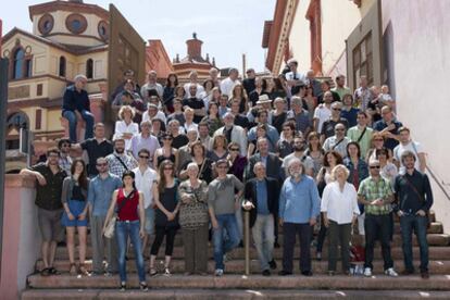 Actores y actrices del teatro Lliure posan con su director, Lluis Pasqual (c), durante la presentación esta mañana de los espectáculos que integrarán la próxima temporada teatral 2011-2012.