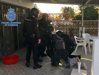 Detención de uno de los integrantes de la banda de narcotraficantes, en Sevilla.