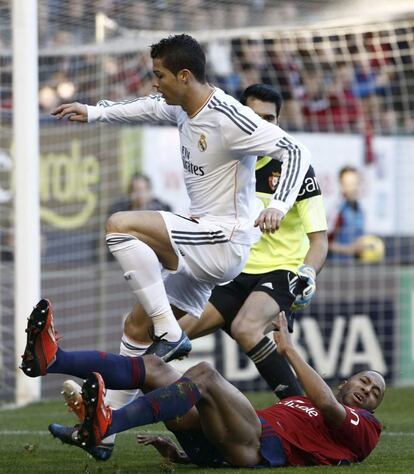 Ronaldo salta por encima del defensa francés Loties.