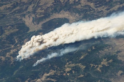 Fotografia tirada pelos astronautas da ISS, Estação Espacial Internacional, dos incêndios em West Fork Complex (Estados Unidos) em 19 de junho de 2013.