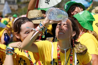 Los voluntarios de la JMJ se refrescan antes de la misa en Lisboa, este domingo.