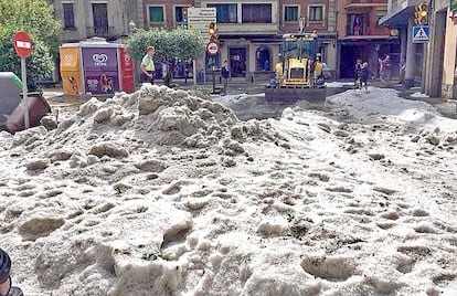 Una excavadora recoge el granizo, ayer por la tarde en Torell&oacute;.