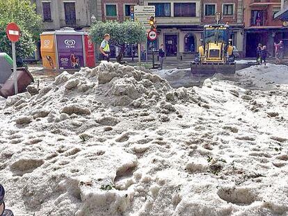 Una excavadora recoge el granizo, ayer por la tarde en Torell&oacute;.