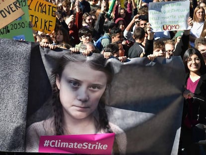 Una muchedumbre de estudiantes y ciudadanos sostienen una pancarta con el retrato de Greta Thunberg, la activista sueca de 16 años que ha logrado que millones de jóvenes de todo al mundo salgan a las calles a protestar contra el cambio climático y las políticas ineficientes para deternerlo. Roma, 15 de marzo de 2019. 