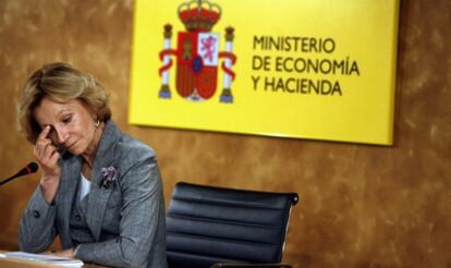 La titular de Economía y Hacienda, Elena Salgado, durante una rueda de prensa en marzo en su ministerio.