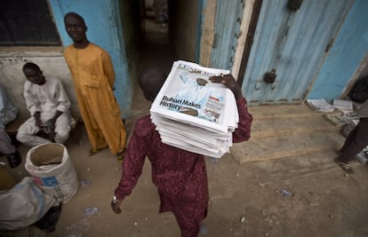 Un vendedor de periódicos vende ejemplares en una calle de Kano (Nigeria) tras las elecciones presidenciales. Tres décadas después de liderar un golpe de Estado militar, Muhamadu Buhari se ha convertido en el primer candidato en desbancar a un presidente mediante las urnas, lo que le pone a cargo de la mayor economía de África y una de las democracias más turbulentas.