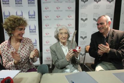 Ana María Matute, con el premio de la Feria de Bilbao en las manos, recibe ayer el aplauso de la concejal bilbaína de Cultura en funciones, Ibone Bengoetxea, y del viceconsejero de Cultura, Antonio Rivera.
El mercado solidario del libro usado se desarrolla en Getxo.