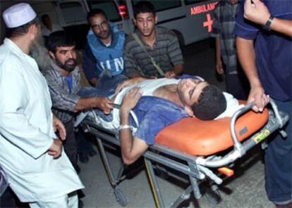 Un herido es trasladado al hospital en Gaza.
