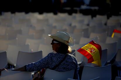 Un seguidora del Partido Popular, espera el comienzo del mitín en la Plaza de Colón.