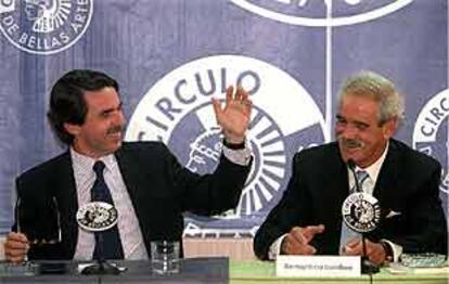 José María Aznar bromea con Bernardino Lombao durante la presentación del libro.