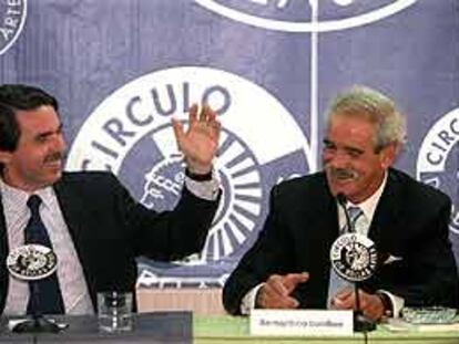 José María Aznar bromea con Bernardino Lombao durante la presentación del libro.