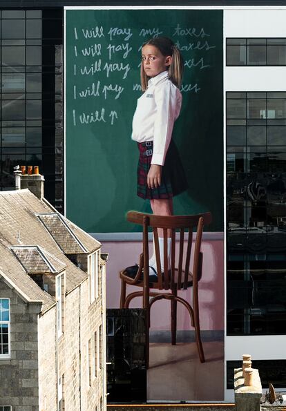 Un mur de 12x30 metres d'Aberdeen, a Escòcia, va ser el llenç escollit per Nil Safont (Berga, 1995) per representar una escena que prèviament havia fotografiat a una escola de Navàs.