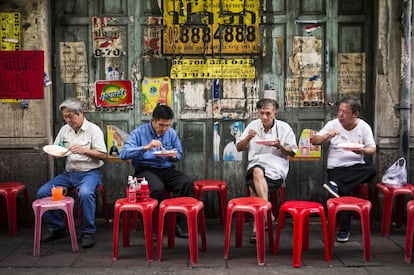 No hay que irse de Bangkok sin hacer una travesía por el río al atardecer, degustar unos fideos en Chinatown (como los señores de la imagen) y maravillarse con sus templos.