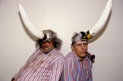 Bill Drummond y Jimmy Cauty en 1997 durante la presentación en Londres de su espectáculo 'Fuck The Millennium'.