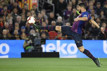 El delantero uruguayo de Barcelona, Luis Suárez, controla la pelota.