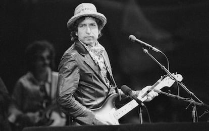 Bod Dylan durante un concierto que ofreció en el estadio St. Jakob-Park de Basilea (Suiza) el 1 de junio de 1984.