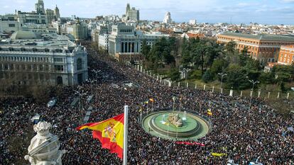 Manifestantes participan este domingo en una protesta a favor de la sanidad pública en Madrid.