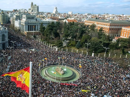 Manifestantes participan este domingo en una protesta a favor de la sanidad pública en Madrid.