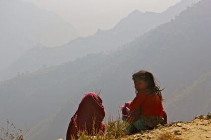 Dos niñas al borde de la carretera, en el trayecto de Birganj a Katmandú, Nepal.