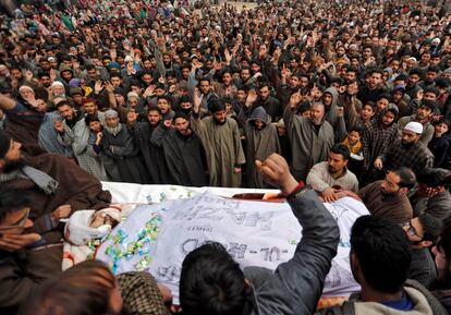Una multitud reunida alrededor del cuerpo de Raja Umar Maqbool Bhat, que según los medios de comunicación locales fue asesinado en un tiroteo con soldados indios, en el sur de Cachemira (India).
