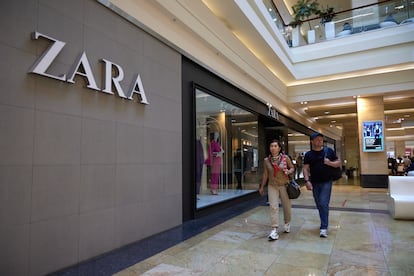 Dos compradores pasan por delante de una tienda de Zara en Moscú, el otoño pasado