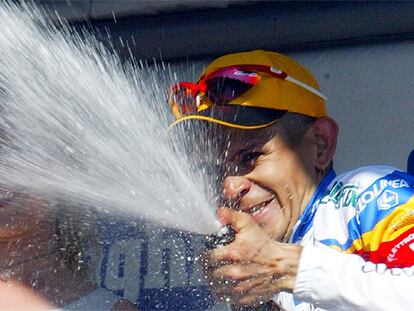 El venezolano José Rujano Guillén, del Selle Italia/Colombia, celebra su victoria en la 19ª etapa.