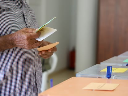 Un votante en La Palma en una imagen de archivo.