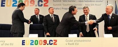 De izquierda a derecha, el presidente de Georgia, el primer ministro checo, el presidente Azerbaiyán, el presidente de la Comisión Europea, el presidente turco, y el ministro de Petróleo de Egipto, reunidos en Praga