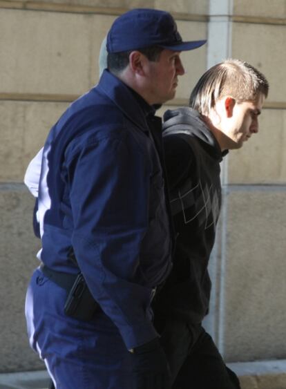 Miguel Carcaño, asesino confeso de Marta del Castillo, esta mañana, a su entrada a los juzgados.