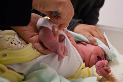 Un bebé es vacunado contra el sarampión en el Centro de Salud Mixcoac, en Ciudad de México, en una fotografía de archivo.