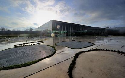 El espectacular edificio de cristal y acero del estudio de arquitectura japonés acoge el Louvre de Lens, al norte de Francia.