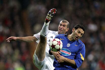 Zidane, acosado, trata de hacerse con el balón de forma acrobática.