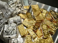 Lingotes de oro y plata se apilan en la sala de cajas de seguridad de la casa de oro Pro Aurum en Múnich, Alemania, el 10 de enero de 2025.