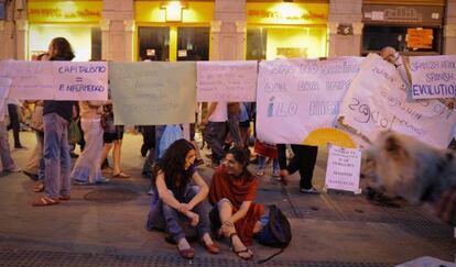 Dos jóvenes esta noche en la Puerta del Sol.