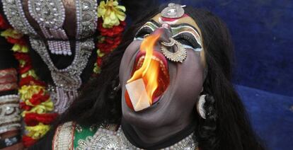 Un hombre vestido de la diosa hindú Kali en Allahabad (India).