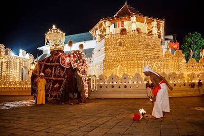 Celebración del festival Esala Perahera.