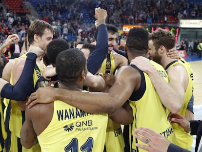 Los jugadores del Fenerbahçe celebran el pase a la Final Four.