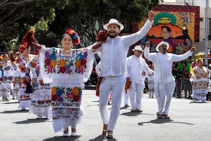 Representantes de México, en el Carnaval de San Francisco, en mayo de 2025.