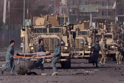 Agentes afganos transportan a un herido tras el asalto de ayer al British Council de Kabul.