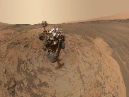 Autorretrato del robot Curiosity formado por decenas de imágenes tomadas el pasado enero en la zona de Marte bautizada Mojave.