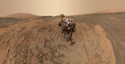 Autorretrato del robot Curiosity formado por decenas de imágenes tomadas el pasado enero en la zona de Marte bautizada Mojave.