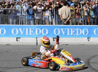 Fernando Alonso saluda desde el <i>kart</i> durante la exhibición.