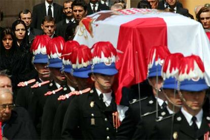 El féretro con los restos mortales de Raniero, cubierto con la bandera de Mónaco, ha sido trasladado desde el Palacio de los Grimaldi, donde se instaló la capilla ardiente, hasta la Catedral de Mónaco, donde se oficia el funeral.