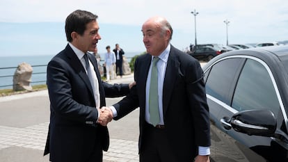 El presidente del BBVA, Carlos Torres Vila, saluda al vicepresidente del Banco Central Europeo (BCE), Luis de Guindos.