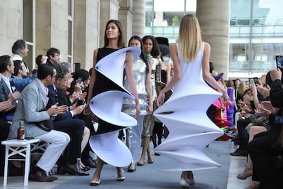 En el último desfile celebrado por Cardin en la Semana de la Moda de Hombre de París, el creador incluyó algunas de sus propuestas femeninas de vanguardia que nos trasladan a una escena espacial.