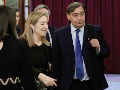 El fiscal general del Estado, Julián Sánchez Melgar, y la presidenta del Congreso, Ana Pastor.
