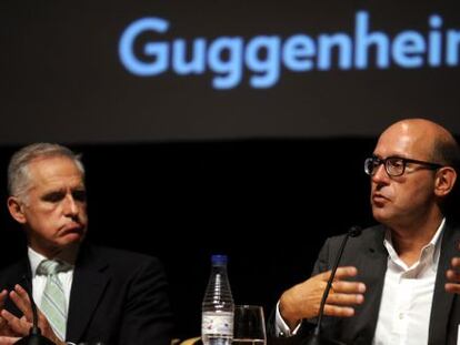 El comisario de arte Oliver Wick (derecha) y el director del museo Guggenheim Bilbao, durante la presentación de la exposición Brancusi-Serra, en 2011.