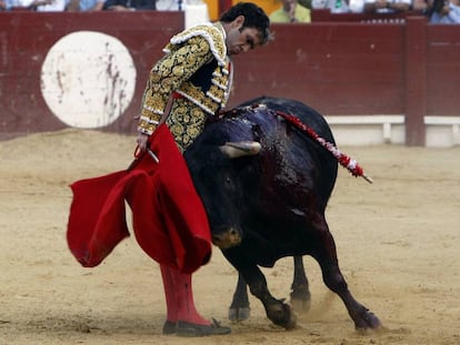 José Tomás da un pase a su segundo toro, al que cortó dos orejas.